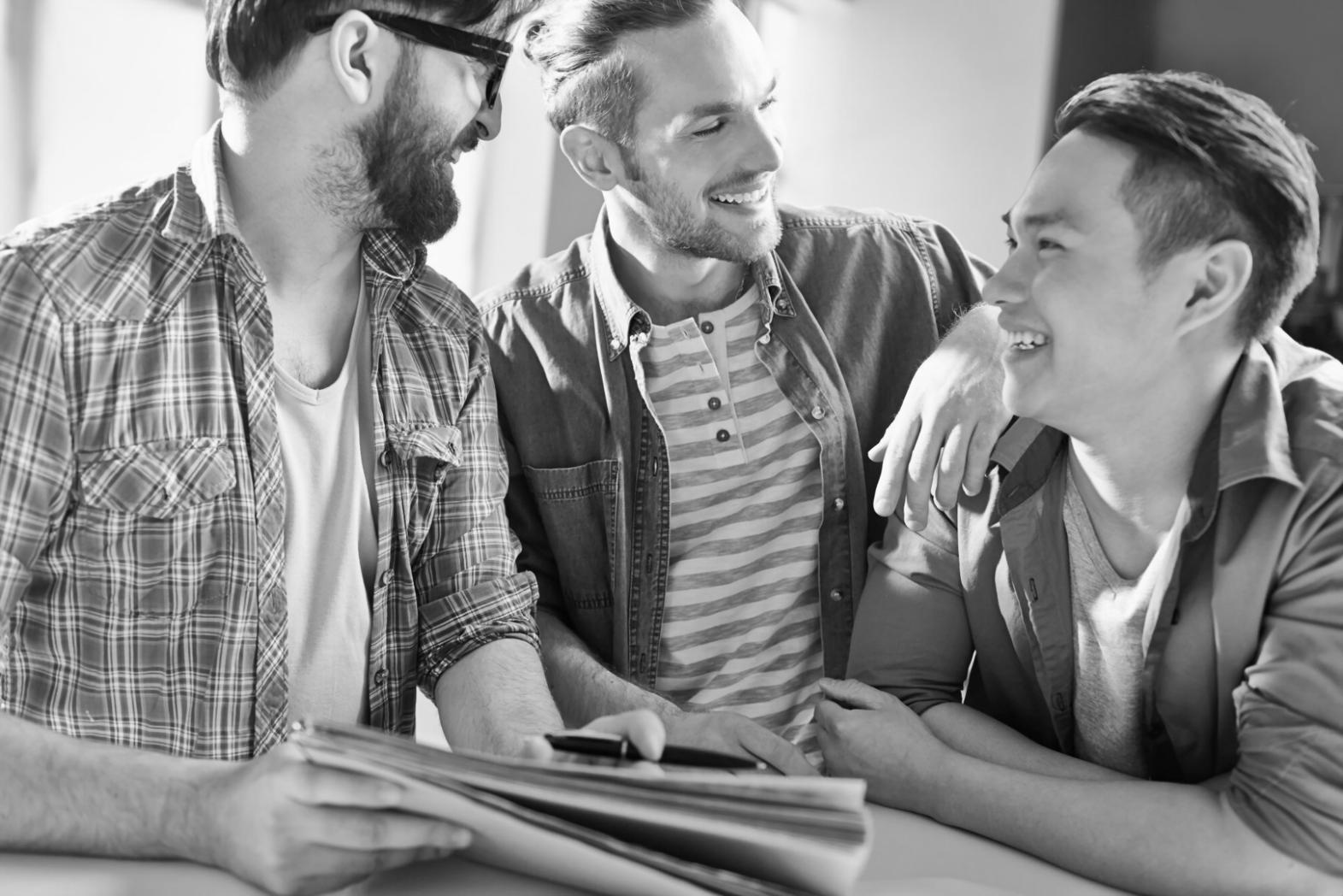 Formateur expliquant des concepts de planification financière lors d'une session d'accompagnement personnalisé